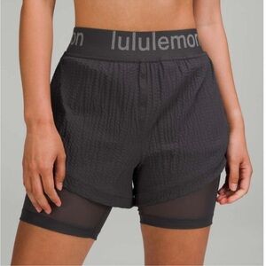 Lululemon Logo Waistband High-Rise Train 
Short Size‎ 6 NWT​